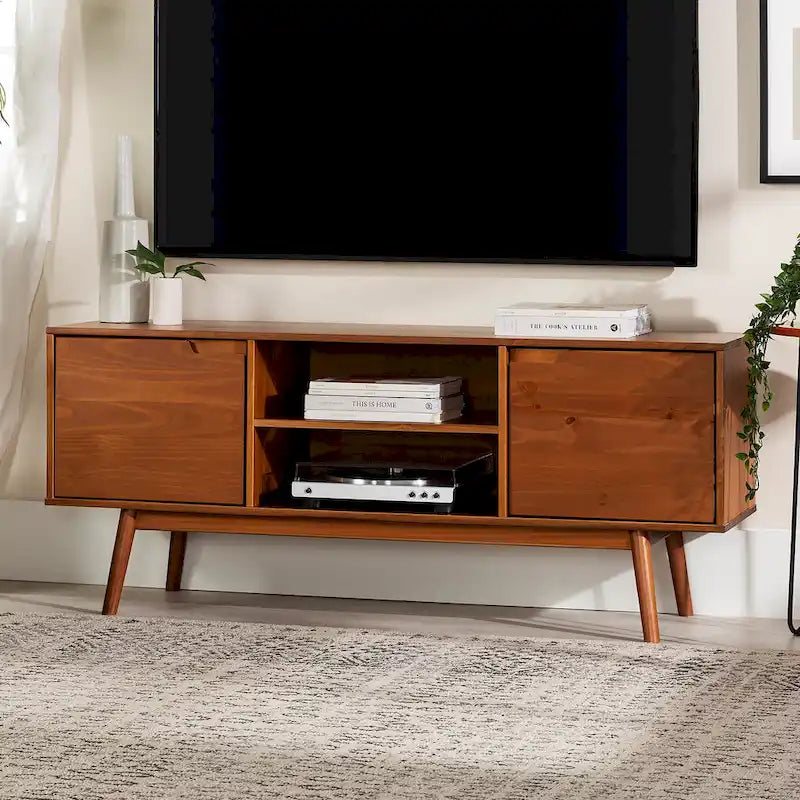 Meuble TV de 58 pouces en pin massif de style Mid-Century avec portes à fermeture douce et étagères ouvertes