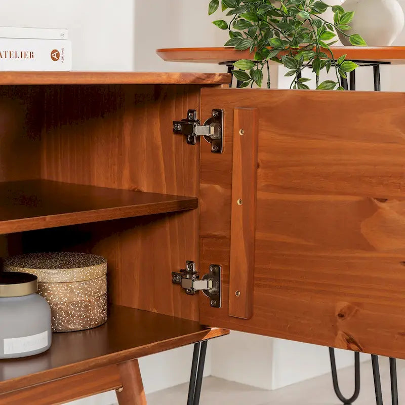 Meuble TV de 58 pouces en pin massif de style Mid-Century avec portes à fermeture douce et étagères ouvertes