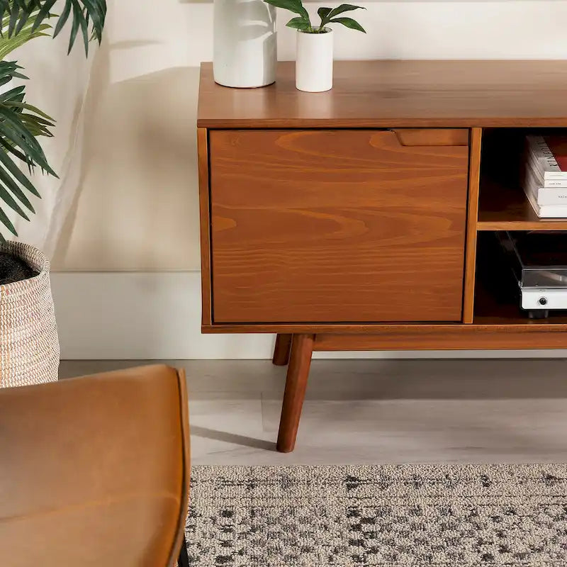Meuble TV de 58 pouces en pin massif de style Mid-Century avec portes à fermeture douce et étagères ouvertes