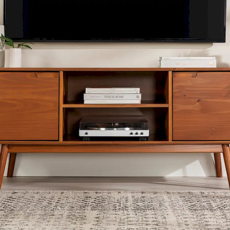Meuble TV de 58 pouces en pin massif de style Mid-Century avec portes à fermeture douce et étagères ouvertes