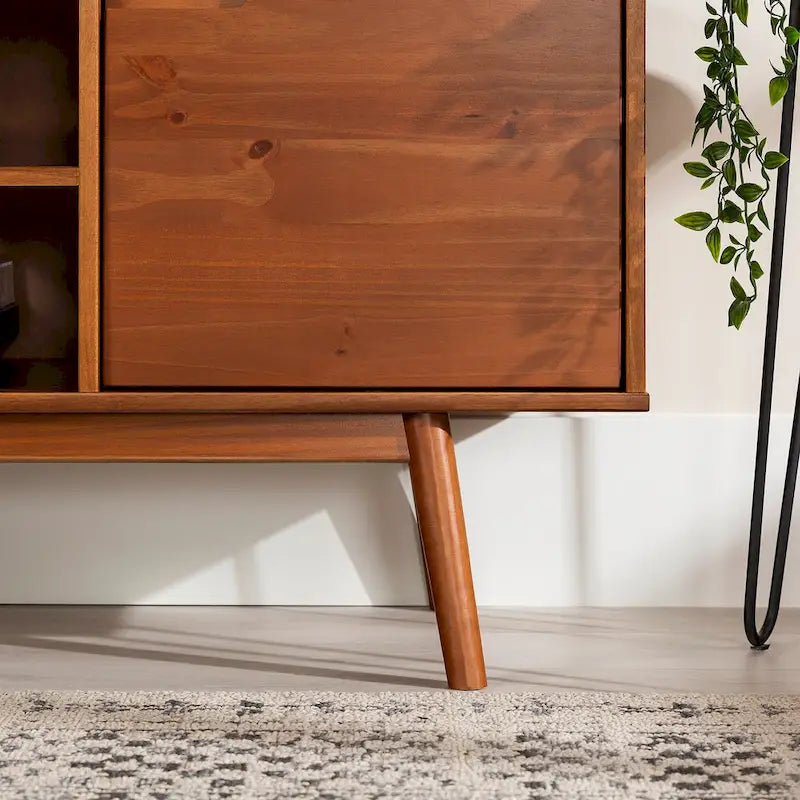 Meuble TV de 58 pouces en pin massif de style Mid-Century avec portes à fermeture douce et étagères ouvertes