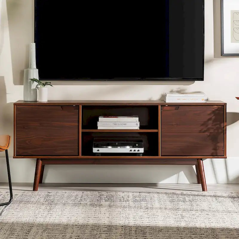 Meuble TV de 58 pouces en pin massif de style Mid-Century avec portes à fermeture douce et étagères ouvertes