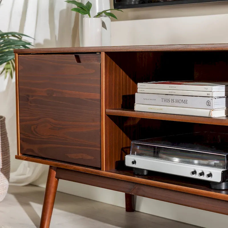 Meuble TV de 58 pouces en pin massif de style Mid-Century avec portes à fermeture douce et étagères ouvertes
