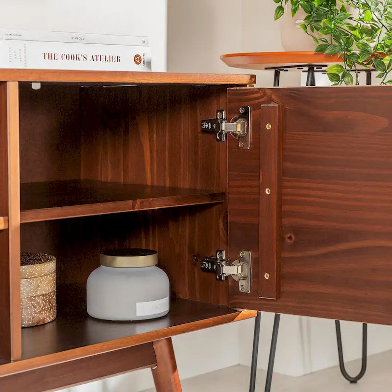 Meuble TV de 58 pouces en pin massif de style Mid-Century avec portes à fermeture douce et étagères ouvertes