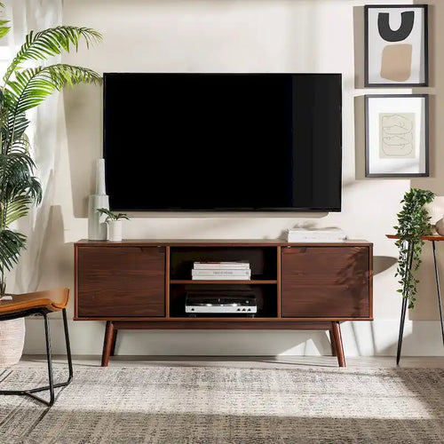 Meuble TV de 58 pouces en pin massif de style Mid-Century avec portes à fermeture douce et étagères ouvertes