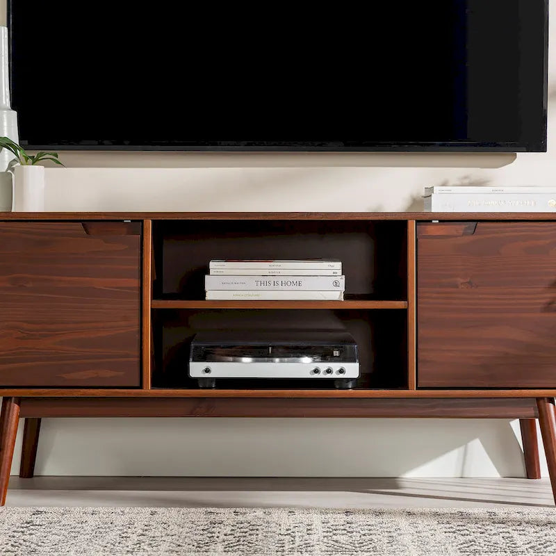 Meuble TV de 58 pouces en pin massif de style Mid-Century avec portes à fermeture douce et étagères ouvertes