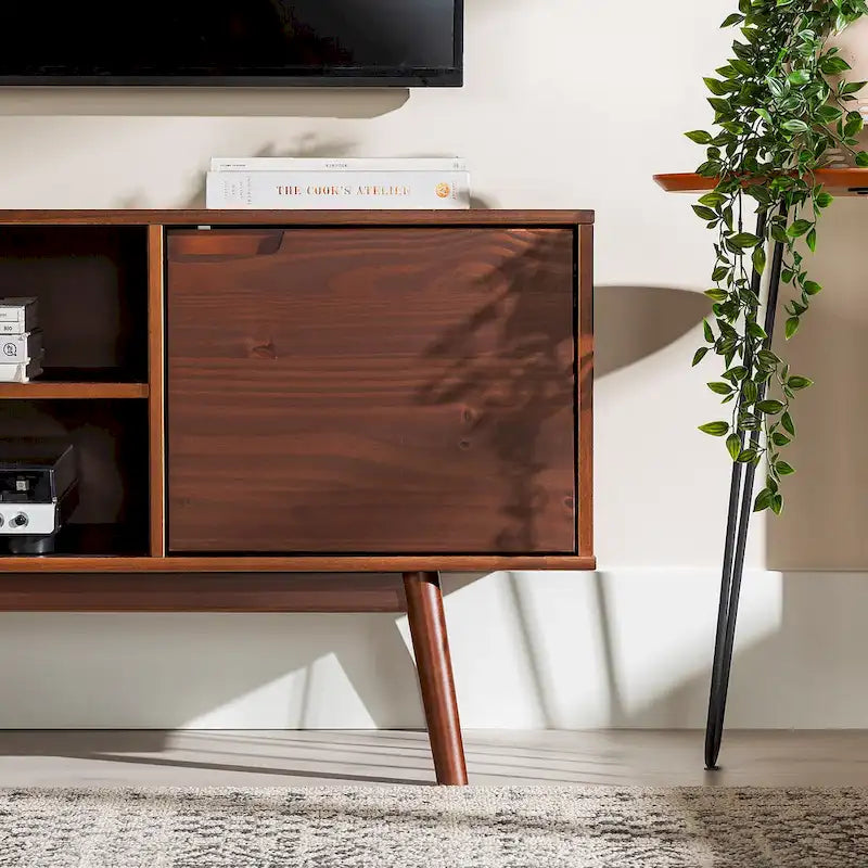 Meuble TV de 58 pouces en pin massif de style Mid-Century avec portes à fermeture douce et étagères ouvertes