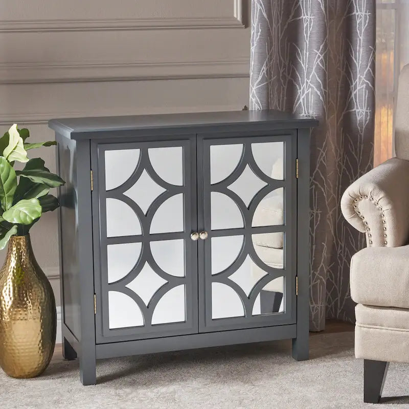 Meuble à deux portes en sapin avec accents miroirs