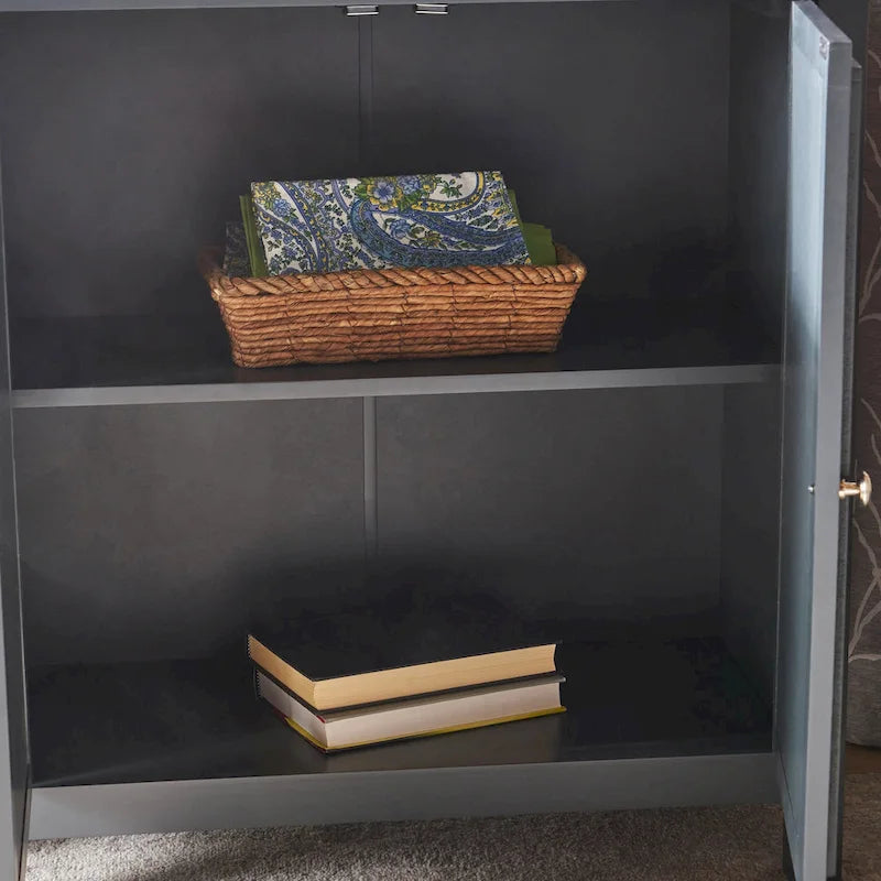 Meuble à deux portes en sapin avec accents miroirs